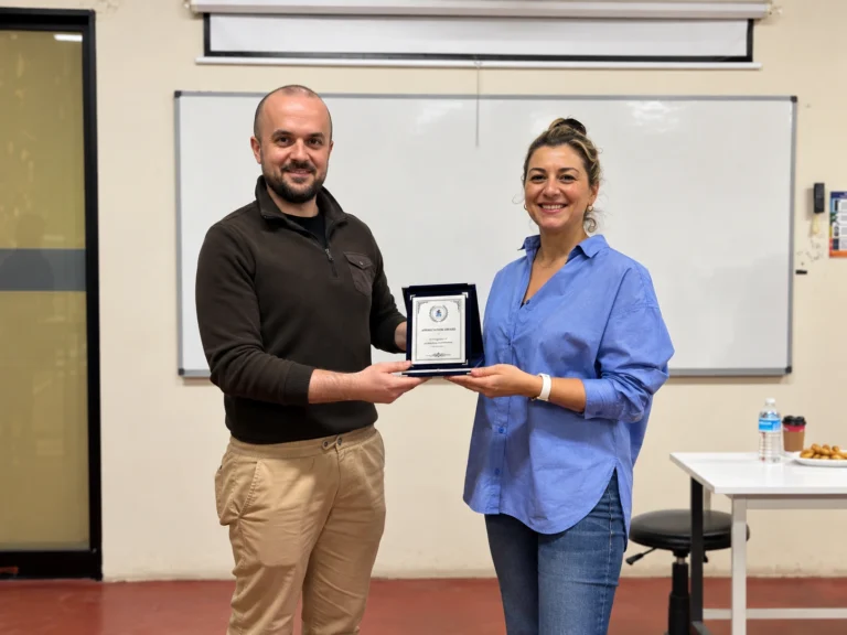 Etkinlik sonunda kadın konuşmacıya teşekkür plaketi takdim edildiği an.