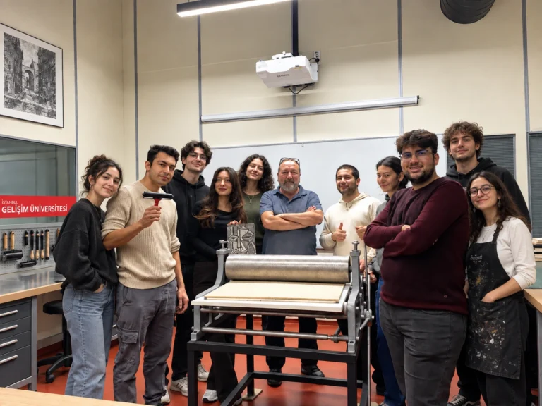Linol Baskı Atölyesi eğitmeni ve katılımcılarının grup fotoğrafı
