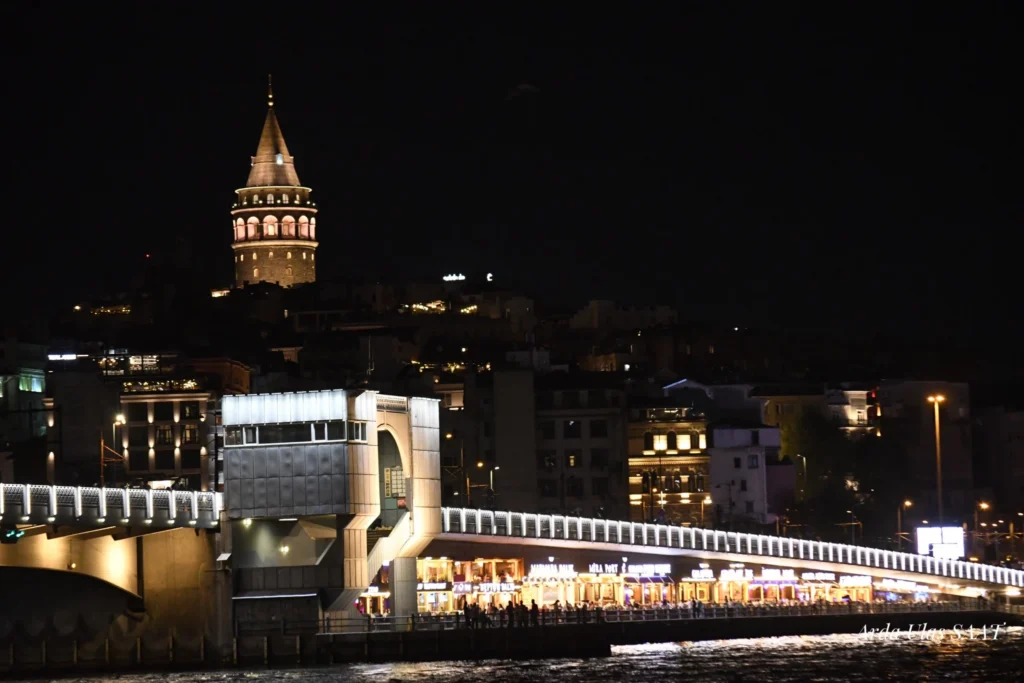 Galata Kulesi ve Galata Köprüsü’nün gece görünümü, İstanbul.