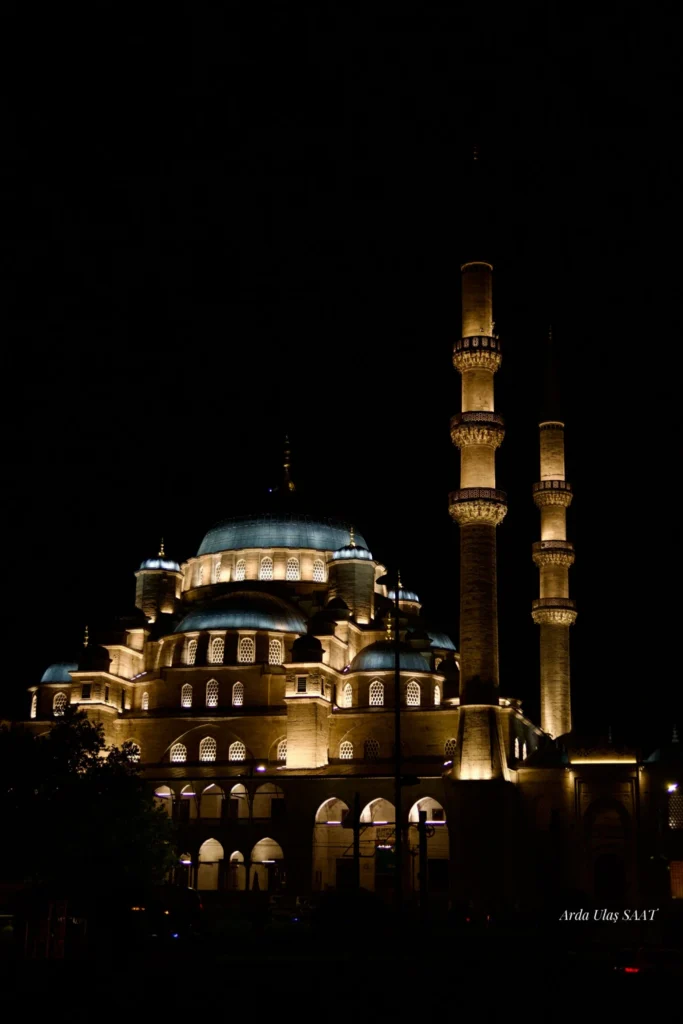 Yeni Cami’nin gece görünümü, Eminönü, İstanbul.