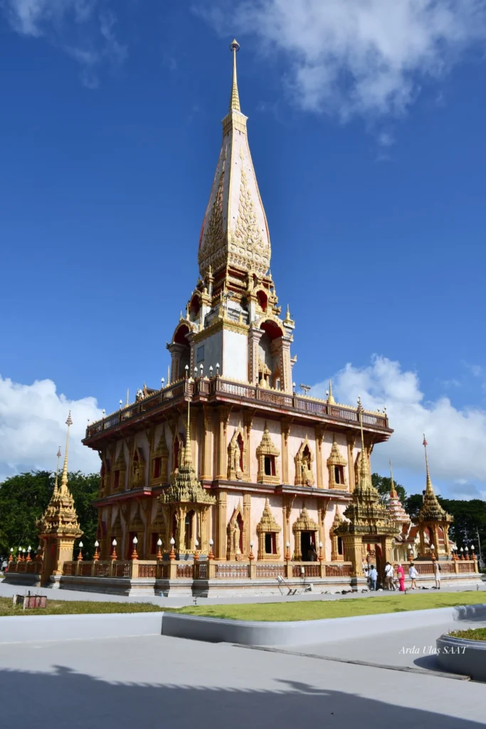 Wat Chalong Tapınağı, Phuket, Tayland’da gökyüzüne yükselen tapınak mimarisi.