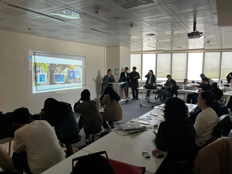 Projeksiyon önünde cyanotype örneklerinin sunulduğu sınıf içi değerlendirme görünümü.