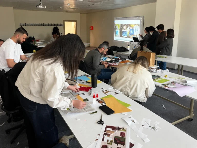 Katılımcıların çalışma masasında desen, yüzey ve atölye malzemeleriyle çalıştığı temsili cyanotype uygulama görseli.