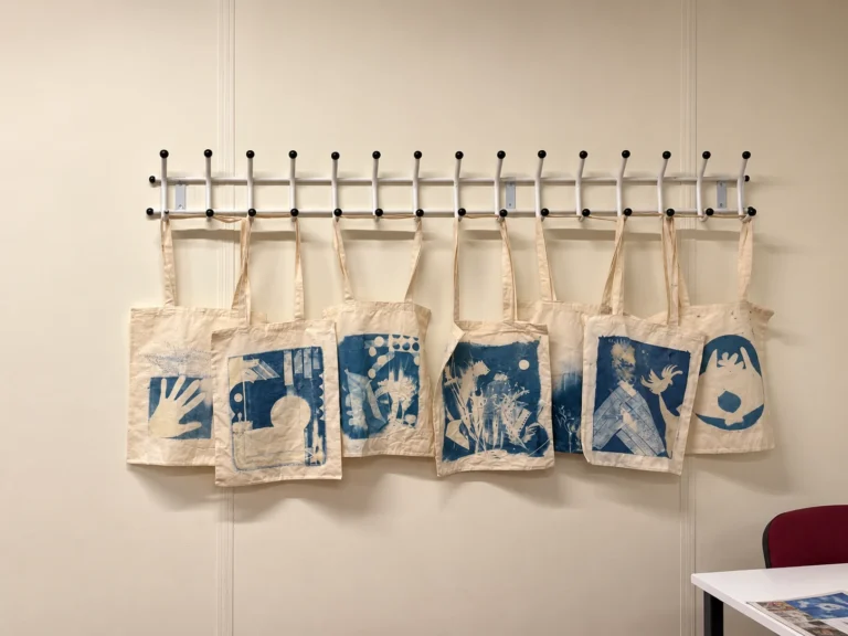 Askıda sergilenen mavi-beyaz cyanotype baskılı tekstil yüzeylerini gösteren temsili görsel.