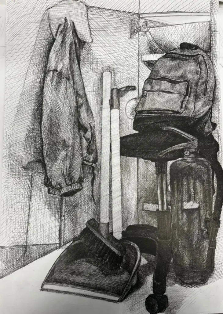 Sandalye, çanta, giysi ve temizlik gereçlerinin tarama tekniğiyle çizildiği iç mekân deseni.