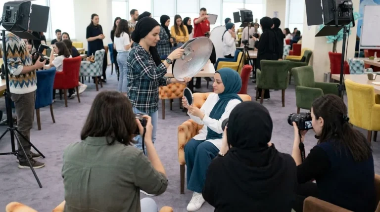 Portre fotoğrafçılığı atölyesinde eğitmenin reflektör kullanımı üzerine uygulama yaptığı grup çalışması.