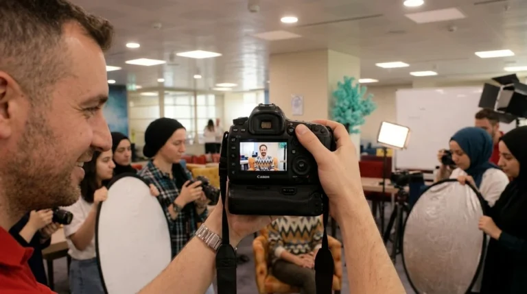 Bir katılımcının fotoğraf makinesiyle portre çekimi yaptığı uygulama anı.