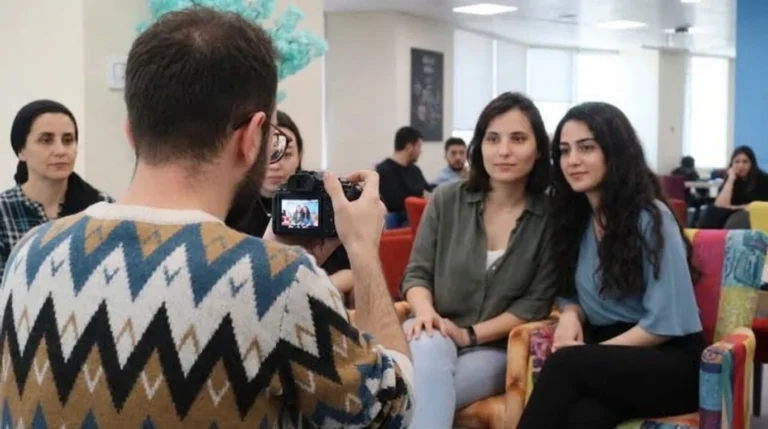 İki modelin birlikte kadrajlandığı portre çekimi uygulaması.