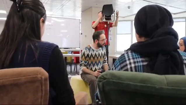 Atölye katılımcılarının çekim öncesi yönlendirmeleri dinlediği grup oturumu.