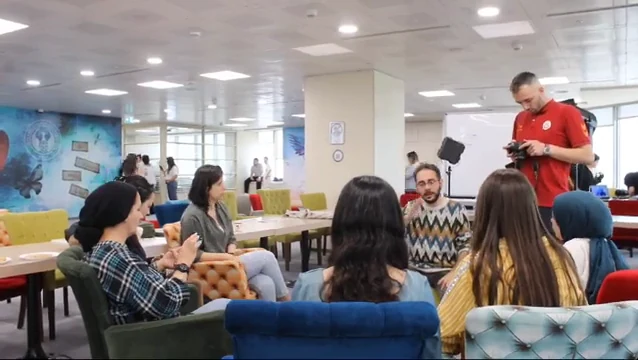 Atölye yürütücüsünün katılımcılara teknik açıklama yaptığı uygulama oturumu.