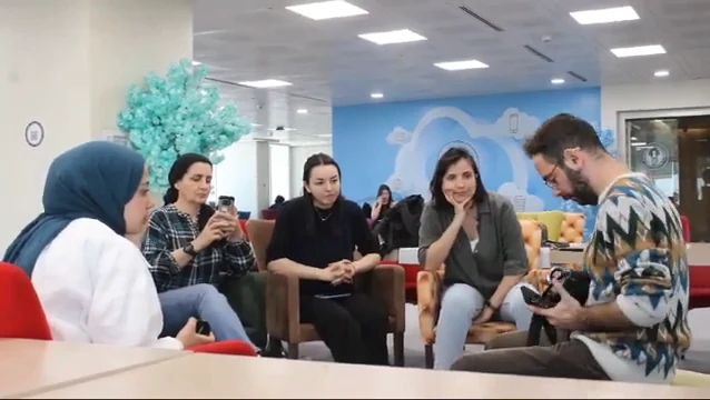 Katılımcıların çekim sonuçlarını fotoğraf makinesi üzerinden birlikte değerlendirdiği an.