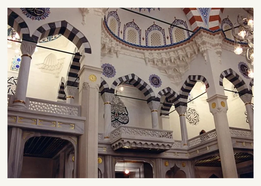 Sütunlu İç Mekân Kalemişi